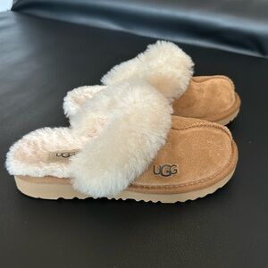 Girl’s Ugg slippers. Worn inside a few times. Size 1.